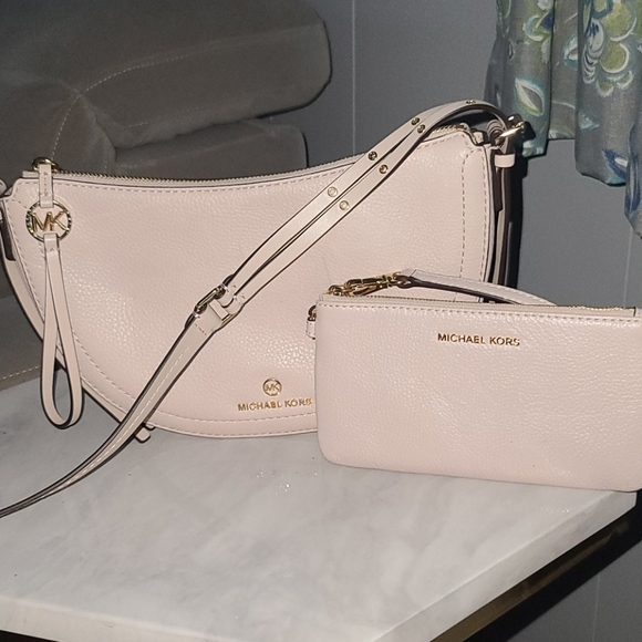 Michael Kors Handbags - ON SALE PRICED TO GO Michael Kors pale pink purse and wristlet